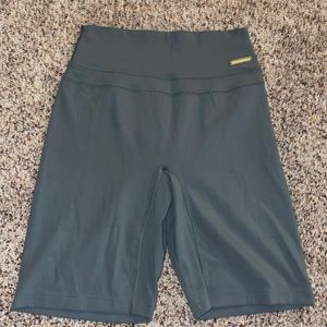 Gymshark shorts 🩶